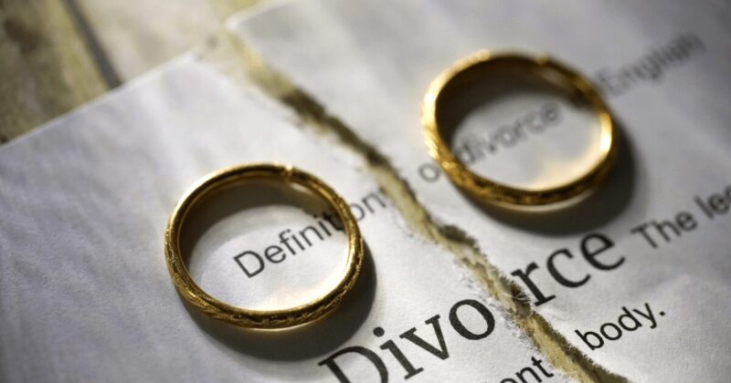 パパ活離婚 無造作に置かれた結婚指輪が2つ